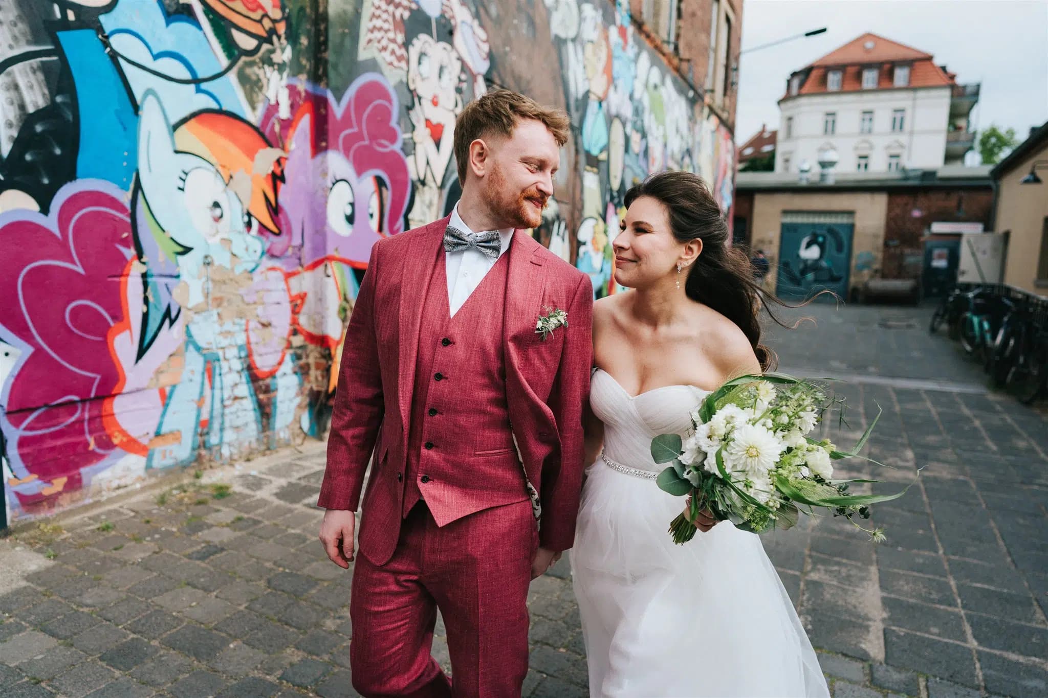 Hochzeitsfoto aus der Reportage „Farben, Wind und Freudentränen — Laura und Dominik im Westwerk“