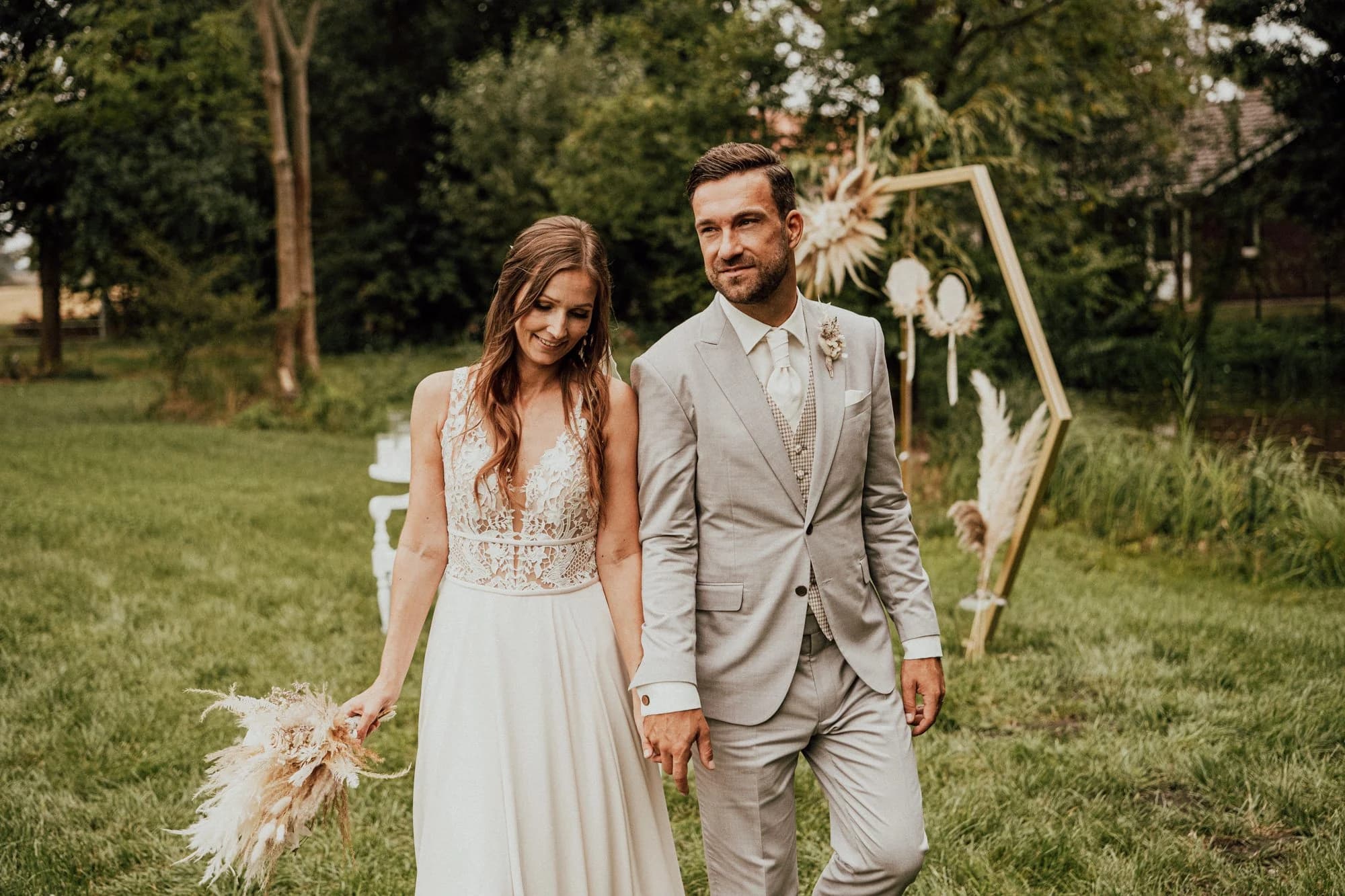 Unvergessliche freie Trauung auf der Wiese (Windy Weddings)